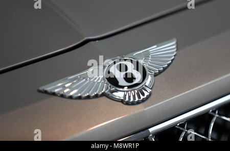 Nahaufnahme von einem Bentley vor dem Start der Aktion auf der Gold Cup Freitag der Cheltenham Festival 2018 in Cheltenham Racecourse. Stockfoto