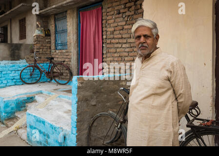 Mann stand vor seinem Haus in Sonepur, Indien. Stockfoto