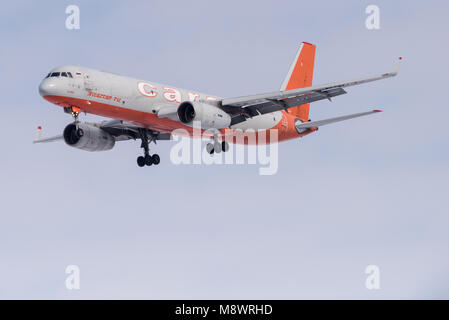 Nowosibirsk, Russland - 10. März 2018: tupulev Tu -204-100 C RA -64032 Aviastar-TU Ansätze für die Landung auf dem internationalen Flughafen Tolmachevo. Stockfoto