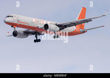 Nowosibirsk, Russland - 10. März 2018: tupulev Tu -204-100 C RA -64032 Aviastar-TU Ansätze für die Landung auf dem internationalen Flughafen Tolmachevo. Stockfoto