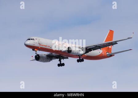 Nowosibirsk, Russland - 10. März 2018: tupulev Tu -204-100 C RA -64032 Aviastar-TU Ansätze für die Landung auf dem internationalen Flughafen Tolmachevo. Stockfoto