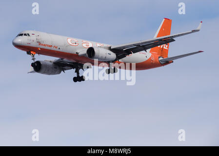 Nowosibirsk, Russland - 10. März 2018: tupulev Tu -204-100 C RA -64032 Aviastar-TU Ansätze für die Landung auf dem internationalen Flughafen Tolmachevo. Stockfoto