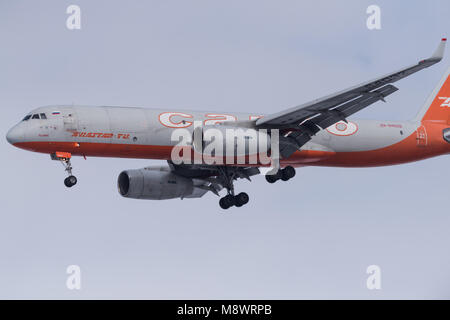 Nowosibirsk, Russland - 10. März 2018: tupulev Tu -204-100 C RA -64032 Aviastar-TU Ansätze für die Landung auf dem internationalen Flughafen Tolmachevo. Stockfoto