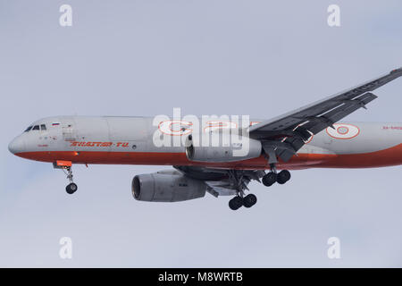 Nowosibirsk, Russland - 10. März 2018: tupulev Tu -204-100 C RA -64032 Aviastar-TU Ansätze für die Landung auf dem internationalen Flughafen Tolmachevo. Stockfoto