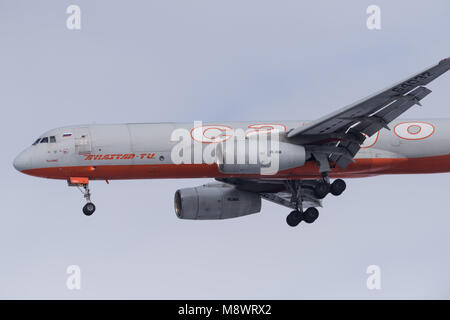 Nowosibirsk, Russland - 10. März 2018: tupulev Tu -204-100 C RA -64032 Aviastar-TU Ansätze für die Landung auf dem internationalen Flughafen Tolmachevo. Stockfoto