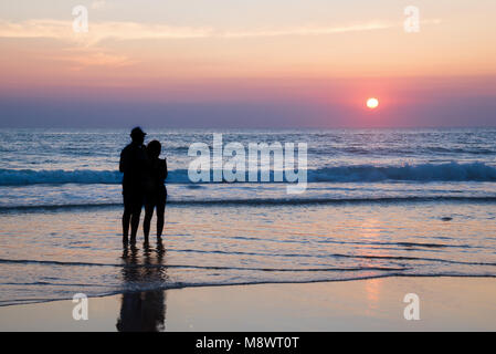 Silhouetten von ein paar genießt den Sonnenuntergang am Atlantischen Ozean, Lacanau Frankreich Stockfoto