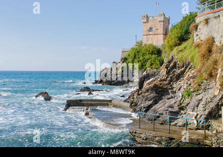 Turm von Gropallo über den felsigen Klippen an der Nervi Strandpromenade, Passeggiata Anita Garibaldi, in Genua, Italien Stockfoto