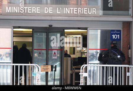 Nanterre, Frankreich. 20 Mär, 2018. Ein Polizist wacht außerhalb der Gebäude, wo der ehemalige französische Präsident Nicolas Sarkozy für eine Untersuchung in Nanterre, in der Nähe von Paris, Frankreich, am 20. März 2018 abgehalten wird. Der ehemalige französische Präsident Nicolas Sarkozy in Polizeigewahrsam wurde für eine Untersuchung in seinem Wahlkampf Finanzierung, lokale Medien berichteten Dienstag Zitieren einer Justiz offizielle Quelle. Credit: Li Genxing/Xinhua/Alamy leben Nachrichten Stockfoto