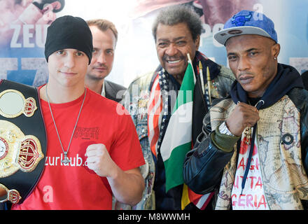 Hamburg, Deutschland. Hamburg, Deutschland. 20 Mär, 2018. 20 März 2018, Boxen, WBA Super Mittelgewicht, Pressekonferenz: Boxer Tyron Zeuge (l) aus Berlin und Boxer Isaac Ekpo (r) aus Nigeria stehen neben einander nach der Pressekonferenz, während Boxen Promoter Lisvs Sauerland (2. v.l.) und Don King. Die WBA Supermittelgewicht Kampf zwischen Zeuge und Ekpo ist für den 24. März 2018 geplant. Quelle: Axel Heimken/dpa/Alamy leben Nachrichten Stockfoto