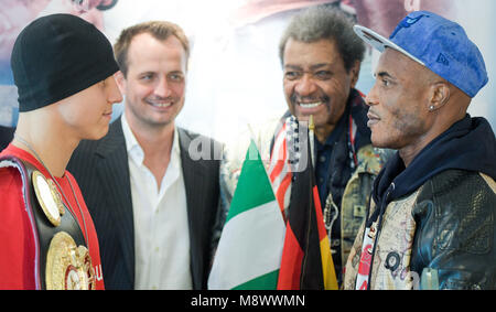Hamburg, Deutschland. Hamburg, Deutschland. 20 Mär, 2018. 20 März 2018, Boxen, WBA Super Mittelgewicht, Pressekonferenz: Boxer Tyron Zeuge (l) aus Berlin und Boxer Isaac Ekpo (r) aus Nigeria stehen einander gegenüber Nach der Pressekonferenz, während Boxen Promoter Lisvs Sauerland (2. v.l.) und Don King. Die WBA Supermittelgewicht Kampf zwischen Zeuge und Ekpo ist für den 24. März 2018 geplant. Quelle: Axel Heimken/dpa/Alamy leben Nachrichten Stockfoto