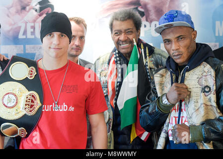 Hamburg, Deutschland. Hamburg, Deutschland. 20 Mär, 2018. 20 März 2018, Boxen, WBA Super Mittelgewicht, Pressekonferenz: Boxer Tyron Zeuge (l) aus Berlin und Boxer Isaac Ekpo (r) aus Nigeria stehen neben einander nach der Pressekonferenz, während Boxen Promoter Lisvs Sauerland (2. v.l.) und Don King. Die WBA Supermittelgewicht Kampf zwischen Zeuge und Ekpo ist für den 24. März 2018 geplant. Quelle: Axel Heimken/dpa/Alamy leben Nachrichten Stockfoto