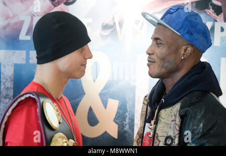Hamburg, Deutschland. Hamburg, Deutschland. 20 Mär, 2018. 20 März 2018, Boxen, WBA Super Mittelgewicht, Pressekonferenz: Boxer Tyron Zeuge (l) aus Berlin und Boxer Isaac Ekpo (r) aus Nigeria stehen einander gegenüber Nach der Pressekonferenz. Die WBA Supermittelgewicht Kampf zwischen Zeuge und Ekpo ist für den 24. März 2018 geplant. Quelle: Axel Heimken/dpa/Alamy leben Nachrichten Stockfoto