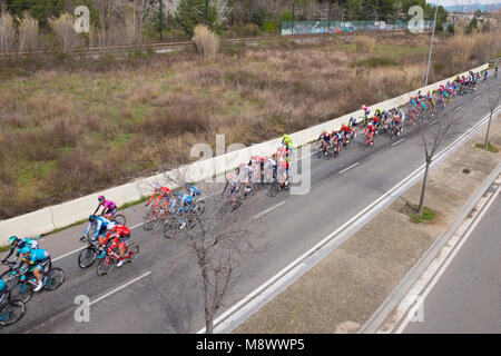 Sant Cugat del Valles, Spanien. 20. März, 2018. Stufe 2 des Volta Catalunya Radrennen 2018 durchläuft am Stadtrand von Sant Cugat del Valles, en Route von Mataro zu Valls. Credit: deadlyphoto.com/Alamy leben Nachrichten Stockfoto