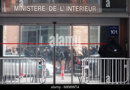 Nanterre, Frankreich. 20 Mär, 2018. Ein Polizist wacht außerhalb der Gebäude, wo der ehemalige französische Präsident Nicolas Sarkozy für eine Untersuchung in Nanterre, in der Nähe von Paris, Frankreich, am 20. März 2018 abgehalten wird. Der ehemalige französische Präsident Nicolas Sarkozy in Polizeigewahrsam wurde für eine Untersuchung in seinem Wahlkampf Finanzierung, lokale Medien berichteten Dienstag Zitieren einer Justiz offizielle Quelle. Credit: Li Genxing/Xinhua/Alamy leben Nachrichten Stockfoto