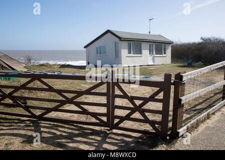 Hemsby, UK. Dienstag, 20. März 2018, auf einer Klippe Eigentum infolge Küstenerosion kollabieren nach den jüngsten Sturmwind, Hemsby, Norfolk, England, UK Credit: geogphoto/Alamy leben Nachrichten Stockfoto