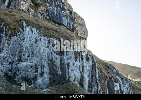 Gefrorenes Wasser Eiszapfen an der Seite des Great Orme in Llandudno, Wales. Stockfoto