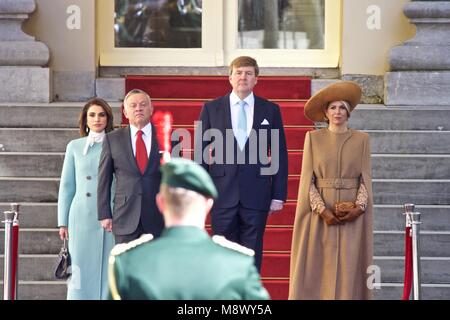 Den Haag, Niederlande. 20 Mär, 2018. Dutch King Willem-Alexander (2. R) empfängt Jordaniens König Abdullah II (2 L) am Palast Noordeinde in Den Haag, Niederlande, 20. März 2018. Jordaniens König Abdullah II. kam am 20. März in Den Haag für die offiziellen Besuch in den Niederlanden. Quelle: Sylvia Lederer/Xinhua/Alamy leben Nachrichten Stockfoto