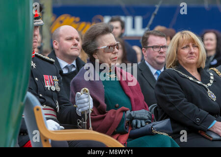 Warrington, Großbritannien. 20 Mär, 2018. Prinzessin Anne besucht 25-jähriges Bestehen der IRA-Bombe, Warrington. Ihre Königliche Hoheit Prinzessin Anne, die Princess Royal trägt moderne Sonnenbrille in Warrington Credit: John Hopkins/Alamy leben Nachrichten Stockfoto