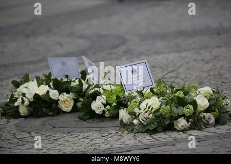 Warrington, Großbritannien. 20 Mär, 2018. Blumen verlegt auf den 25. Jahrestag Gedenktag der Bombenanschlag der IRA die Jonathan Ball und Tim Parry in Warrington, 20. März 2018 (C) Barbara Cook/Alamy Leben Nachrichten getötet Stockfoto