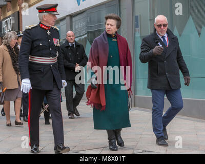 Warrington, Großbritannien. 20 Mär, 2018. Prinzessin Anne besucht 25-jähriges Bestehen der IRA-Bombe, Warrington. Colin Parry führt Ihre Königliche Hoheit Prinzessin Anne, die Princess Royal und Thomas David Briggs, MBE, KstJ, Herr Leutnant von Cheshire (Executive Chair) Credit: John Hopkins/Alamy leben Nachrichten Stockfoto