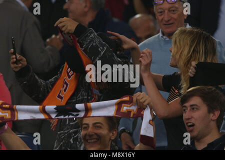 Rom, Italien. 14 Mai, 2017. Roma, Stadio Olimpico: Claudia Gerini fa imbucare in tribuna vip-il fidanzato Andrea Preti, Pro assistere alla Partita Roma Juventus, ma Il posto occupato dal Giovane fidanzato, era e occupato quinid costretto ad alzarsi Guarda La Partita in piedi, con Lui anche Claudia che Cerca in tutti i modi di trovare Un Posto per il compagno, ma con Uno stwart litiga ed Andrea alla Fine madato viene nei Schlafplätze bassi della Tribuna insieme al Padre di Claudia. Credit: Unabhängige Fotoagentur/Alamy leben Nachrichten Stockfoto