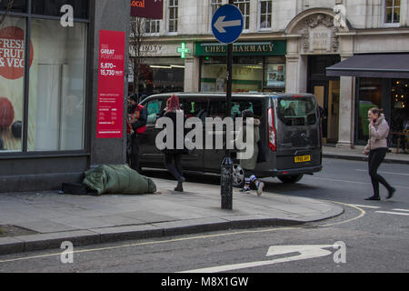 London, Großbritannien. 20. März 2018. Eine obdachlose Person schläft auf der Straße gegenüber Sofia Haus. Die obdachlosen Support Center in Sofia Haus auf Great Portland Street, die einen sicheren und warmen Ort sowie zu schlafen, eine ganze Reihe von unterstützenden Dienstleistungen, hat jetzt abgeschaltet worden, nachdem eine Zwangsräumung der Sofia Solidarität Center ausgestellt wurde. Die Sorge ist, dass viele der 100 Rough Sleepers, dass die Einrichtungen jede Nacht verwendet wird nun bis Ende auf den Straßen. Quelle: David Rowe/Alamy leben Nachrichten Stockfoto