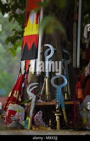 Kerala, Indien. 20. März, 2018. Veranstaltungsort: Kodungalloor Kodugalloor Bhagavathy Tempel Lage: Bezirk: thrissur Das jährliche Festival am Sree Kurumba Bhagavathy Tempel liegt an Kodungalloor ist berühmt in ganz Kerala und ist als Kodungalloor Bharani bekannt. Es findet während der Malayalam Monat Meenam. Ein Meer von roten Überschreitungen der Räumlichkeiten wie eine Flut von Orakeln (velichappad) tanzen in Trance bieten ihre Gebete an die Gottheit. Es ist eine mystische Erfahrung für alle, die eine Chance haben, es zu sehen. Credit: ANURAJ Kariat / alamy Leben Nachrichten Stockfoto