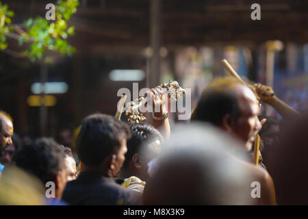 Kerala, Indien. 20. März, 2018. Veranstaltungsort: Kodungalloor Kodugalloor Bhagavathy Tempel Lage: Bezirk: thrissur Das jährliche Festival am Sree Kurumba Bhagavathy Tempel liegt an Kodungalloor ist berühmt in ganz Kerala und ist als Kodungalloor Bharani bekannt. Es findet während der Malayalam Monat Meenam. Ein Meer von roten Überschreitungen der Räumlichkeiten wie eine Flut von Orakeln (velichappad) tanzen in Trance bieten ihre Gebete an die Gottheit. Es ist eine mystische Erfahrung für alle, die eine Chance haben, es zu sehen. Credit: ANURAJ Kariat / alamy Leben Nachrichten Stockfoto