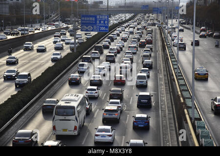 Peking, Peking, China. 20 Mär, 2018. Peking, China, 20. März 2018: Autos langsam wegen Stau in Peking laufen. Credit: SIPA Asien/ZUMA Draht/Alamy leben Nachrichten Stockfoto