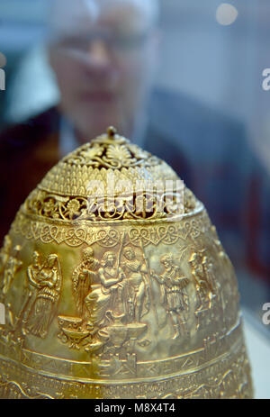 19 März 2018, Deutschland, Herne: Josef Muehlenbrock, Direktor der LWL-Museum, ein geschmiedeter Tiara von Saitaferne in der Ausstellung "Fehler und Fälschungen in der Archäologie". Das LWL-Museum für Archäologie zeigt bekannte Fehler und Fälschungen in der Archäologie ab dem 23. März und 09. September. Foto: Caroline Seidel/dpa Stockfoto