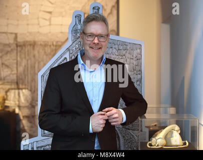 19 März 2018, Deutschland, Herne: Josef Muehlenbrock, Direktor der LWL-Museum in der Ausstellung "Fehler und Fälschungen in der Archäologie' stehen. Das LWL-Museum für Archäologie zeigt bekannte Fehler und Fälschungen in der Archäologie ab dem 23. März und 09. September. Foto: Caroline Seidel/dpa Stockfoto