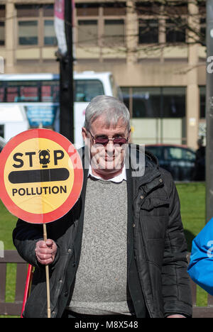 Glasgow, UK. 20 Mär, 2018. Eine Demonstrantin sieht sich Fotografen Kamera während eines Protestes in Glasgows George Square in Glasgow City Council, als Er hält ein Schild mit der Aufschrift ''Stop Verschmutzung'' zu einem Anti-Pollution Demonstration gegen von GCC Umweltzone Pläne werden giftige Luftverschmutzung darstellen nicht schnell genug in den Griff zu bekommen. Credit: Stewart Kirby/SOPA Images/ZUMA Draht/Alamy leben Nachrichten Stockfoto