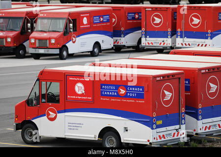 Richmond, British Columbia, Kanada. 27 Apr, 2014. Mail Geräte bei Canada Post Pacific Processing Center (PPC), Richmond, BC, Kanada geparkt. Canada Post ist eine kanadische Crown Corporation. Credit: bayne Stanley/ZUMA Draht/Alamy leben Nachrichten Stockfoto