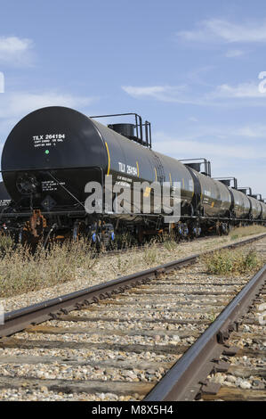 Leader, Saskatchewan, Kanada. 22 Aug, 2013. Eisenbahn tanker Autos, verwendeten flüssigen und gasförmigen Rohstoffen wie Erdöl zu transportieren, sitzen auf einer Schiene Abstellgleis der großen Sandhills Eisenbahn im Leader, Saskatchewan, Kanada im Leerlauf. Credit: bayne Stanley/ZUMA Draht/Alamy leben Nachrichten Stockfoto