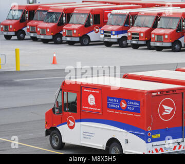 Richmond, British Columbia, Kanada. 27 Apr, 2014. Mail Geräte bei Canada Post Pacific Processing Center (PPC), Richmond, BC, Kanada geparkt. Canada Post ist eine kanadische Crown Corporation. Credit: bayne Stanley/ZUMA Draht/Alamy leben Nachrichten Stockfoto