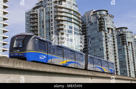 Vancouver, British Columbia, Kanada. 1. Mai 2014. SkyTrain Licht rapid transit Autos auf einem Abschnitt der erhöhten Anschluss zwischen der Welt Street-Science Stadium-Chinatown und die wichtigsten Stationen, Vancouver, Kanada. Im Hintergrund sind hohe Condominium Türme zwischen Quebec Street und Main Street. Credit: bayne Stanley/ZUMA Draht/Alamy leben Nachrichten Stockfoto