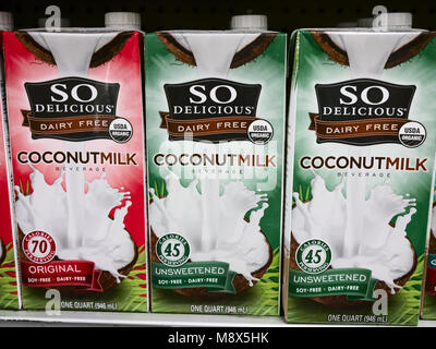 Honolulu, Hawaii, USA. 19 Dez, 2017. So lecker ohne Milchprodukte Marke Bio Kokosmilch zum Verkauf in einer Speisekammer Supermarkt, Waikiki, Honolulu. Food Pantry Kuhio Waikiki ist Teil der Sullivan Familie der Firmen Kredite: bayne Stanley/ZUMA Draht/Alamy leben Nachrichten Stockfoto