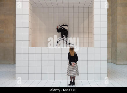 Tate Britain, London, UK. 21. März 2018. Eine groß angelegte, immersive Installation von Turner Prize Kandidat Anthea Hamilton, die Kombination von Skulptur und Leistung, verwandelt die historischen neoklassischen Duveen Galerien im Herzen von Tate Britain. Die Tate Britain Kommission: Anthea Hamilton ist auf Öffentliche Anzeige von 22. März bis 7. Oktober 2018. Credit: Malcolm Park/Alamy Leben Nachrichten. Stockfoto