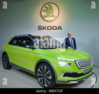 Kosmonosy, Tschechische Republik. 21. März, 2018. Skoda Auto, dem größten tschechischen Hersteller, seinen Gewinn nach Steuern um 34 Prozent erhöht auf EUR 1.274 Mrd. (Kc 32,4 Mrd.) im letzten Jahr und seinen Umsatz um 21 Prozent auf einen Rekordwert gesteigert - das Brechen von von EUR 16,6 Mrd. (Kc 421 Mrd.), Vorstandsvorsitzender von Skoda Auto Bernhard Maier (mit Auto Skoda Vision X-Konzept), sagte auf einer Pressekonferenz in Kosmonosy, Mlada Boleslav, tschechische Republik, 21. März 2018. die Ameisen zu 19 neuen Credit: CTK/Alamy Leben Nachrichten einführen Stockfoto