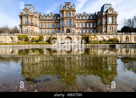 Bowes Museum, Barnard Castle, County Durham, UK. Mittwoch, 21. März 2018. UK Wetter. Frühling Blumen und Reflexionen im Wasser der Bowes Museum Brunnen in Barnard Castle, das als wärmeres Wetter kehrt in Nordengland. David Forster/Alamy leben Nachrichten Stockfoto