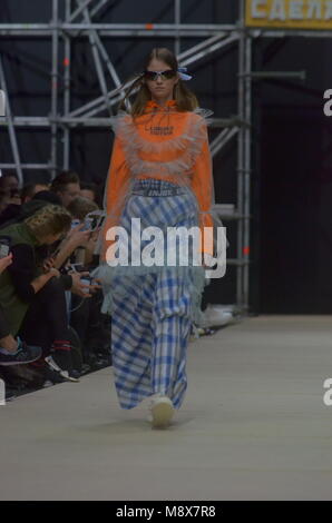 Moskau, Russland. 21. März, 2018. Moscow Fashion Week März 20 - 25, 2018. Moskau. Gostiny Dvor. Sammlung - jegor Krivda. Credit: Pavel Kashaev/Alamy leben Nachrichten Stockfoto