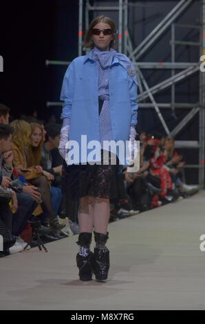 Moskau, Russland. 21. März, 2018. Moscow Fashion Week März 20 - 25, 2018. Moskau. Gostiny Dvor. Sammlung - jegor Krivda. Credit: Pavel Kashaev/Alamy leben Nachrichten Stockfoto