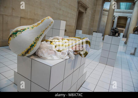 London, Großbritannien. 21. März, 2018. Tate Britain Kommission: Anthea Hamilton. Eine groß angelegte; immersiven Installation die Kombination von Skulptur und die Leistung innerhalb der neoklassischen Duveen Galerien. Es wird unterstützt von Sotheby's und die Kostüme wurden in Zusammenarbeit mit Loewe erstellt. Es ist in der Tate Britain von 22. März bis 7. Oktober 2018. Credit: Guy Bell/Alamy leben Nachrichten Stockfoto