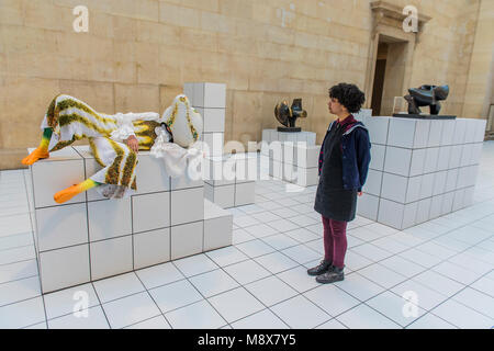 London, Großbritannien. 21. März, 2018. Tate Britain Kommission: Anthea Hamilton. Eine groß angelegte; immersiven Installation die Kombination von Skulptur und die Leistung innerhalb der neoklassischen Duveen Galerien. Es wird unterstützt von Sotheby's und die Kostüme wurden in Zusammenarbeit mit Loewe erstellt. Es ist in der Tate Britain von 22. März bis 7. Oktober 2018. Credit: Guy Bell/Alamy leben Nachrichten Stockfoto