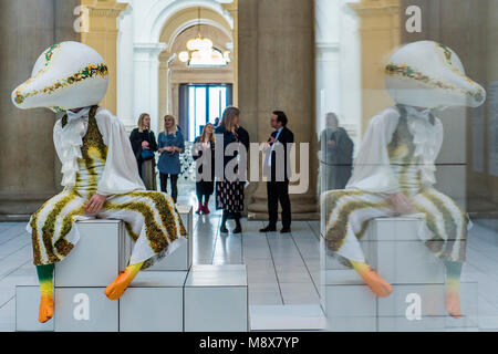 London, Großbritannien. 21. März, 2018. Tate Britain Kommission: Anthea Hamilton. Eine groß angelegte; immersiven Installation die Kombination von Skulptur und die Leistung innerhalb der neoklassischen Duveen Galerien. Es wird unterstützt von Sotheby's und die Kostüme wurden in Zusammenarbeit mit Loewe erstellt. Es ist in der Tate Britain von 22. März bis 7. Oktober 2018. Credit: Guy Bell/Alamy leben Nachrichten Stockfoto