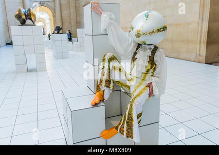 London, Großbritannien. 21. März, 2018. Tate Britain Kommission: Anthea Hamilton. Eine groß angelegte; immersiven Installation die Kombination von Skulptur und die Leistung innerhalb der neoklassischen Duveen Galerien. Es wird unterstützt von Sotheby's und die Kostüme wurden in Zusammenarbeit mit Loewe erstellt. Es ist in der Tate Britain von 22. März bis 7. Oktober 2018. Credit: Guy Bell/Alamy leben Nachrichten Stockfoto