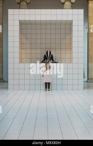 London, Großbritannien. 21. März, 2018. Tate Britain Kommission: Anthea Hamilton. Eine groß angelegte; immersiven Installation die Kombination von Skulptur und die Leistung innerhalb der neoklassischen Duveen Galerien. Es wird unterstützt von Sotheby's und die Kostüme wurden in Zusammenarbeit mit Loewe erstellt. Es ist in der Tate Britain von 22. März bis 7. Oktober 2018. Credit: Guy Bell/Alamy leben Nachrichten Stockfoto