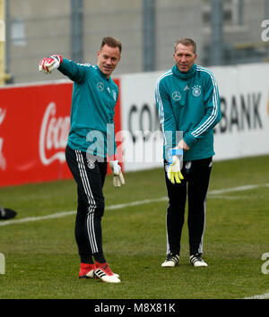 21 März 2018, Deutschland, Düsseldorf: Deutschland Team Training: Goalie Treber - Andre ter Stegen (l) im Gespräch mit torwarttrainer Andreas Koepke. Deutschland sind durch Spanien in einer freundlichen am 23.03. 2018. Foto: Ina Faßbender/dpa Stockfoto