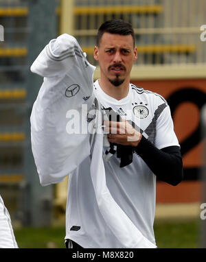 21 März 2018, Deutschland, Düsseldorf: Deutschland Team Training: Sandro Wagner zieht sich seine jaacket. Deutschland sind durch Spanien in einer freundlichen am 23.03. 2018. Foto: Ina Faßbender/dpa Stockfoto