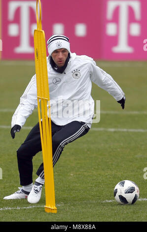 21 März 2018, Deutschland, Düsseldorf: Deutschland Team Training: Thomas Mueller in der Aufwärmphase. Deutschland sind durch Spanien in einer freundlichen am 23.03. 2018. Foto: Ina Faßbender/dpa Stockfoto